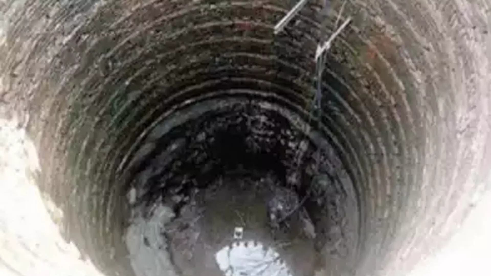 दिल्ली जल बोर्ड प्लांट में 40 फुट गहरे बोरवेल में गिरा बच्चा