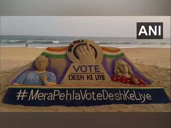 सुदर्शन पटनायक ने पहली बार के मतदाताओं के बीच जागरूकता बढ़ाने के लिए बनाई रेत कला