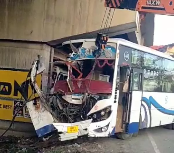 रांची में यात्री बस और बालू लदे हाइवा के बीच टक्कर, दो यात्रियों की मौत
