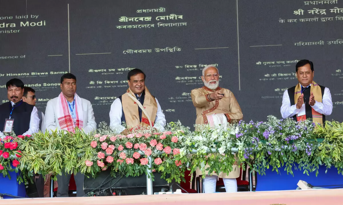 प्रधान मंत्री नरेंद्र मोदी ने जोरहाट में एक समारोह में ऑयल इंडिया लिमिटेड की 2 पाइपलाइन परियोजनाओं का उद्घाटन