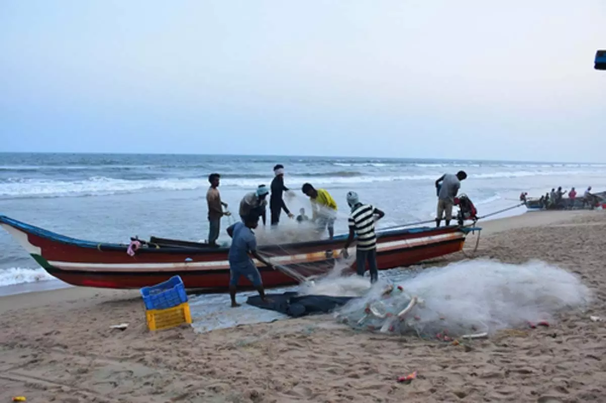 श्रीलंकाई नौसेना ने सात भारतीय मछुआरों को किया गिरफ्तार
