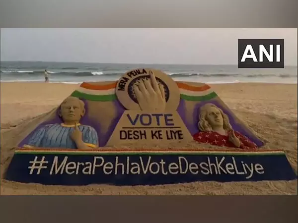 ओडिशा के सुदर्शन पटनायक ने पहली बार के मतदाताओं के बीच जागरूकता बढ़ाने के लिए रेत कला बनाई