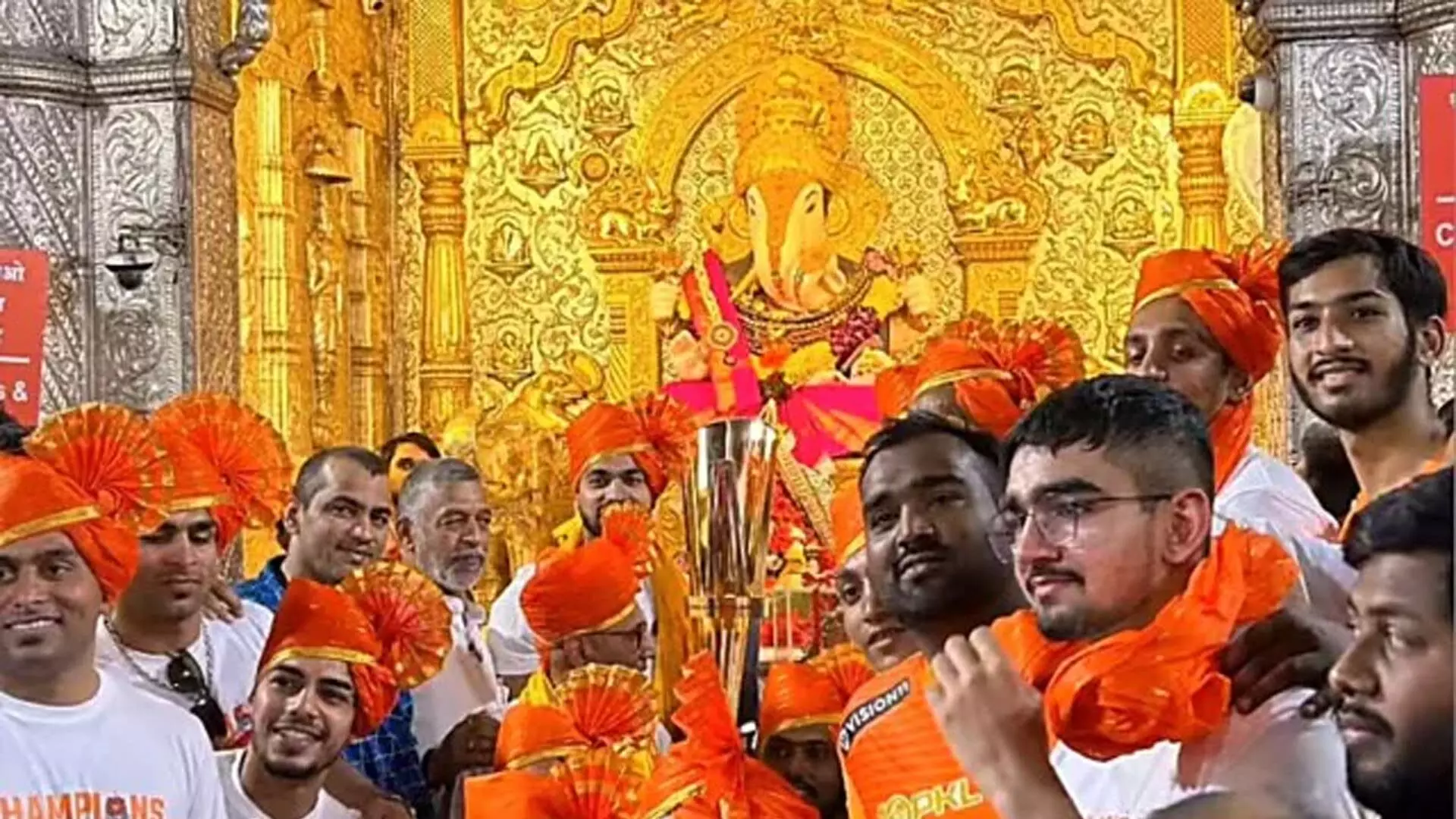 सीजन 10 जीतने के बाद पुनेरी पलटन ने दगडूशेठ गणपति मंदिर में आशीर्वाद लिया