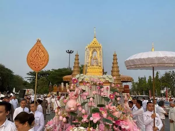 हजारों श्रद्धालु उबोन रतचथानी में आते , भगवान बुद्ध के अवशेषों का करते हैं सम्मान