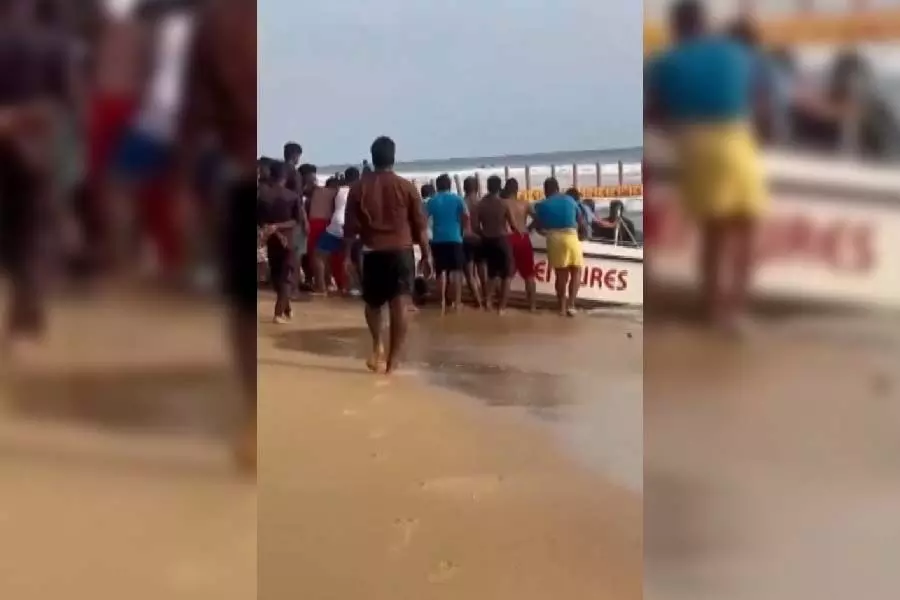 वर्कला समुद्र तट पर विशाल लहर ने तैरते पुल को गिरा दिया, जिससे 13 लोग घायल हो गए