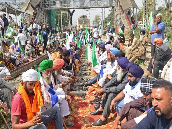 रेल रोको आंदोलन: एमएसपी की मांग को लेकर अमृतसर में किसान पटरियों पर बैठ गए