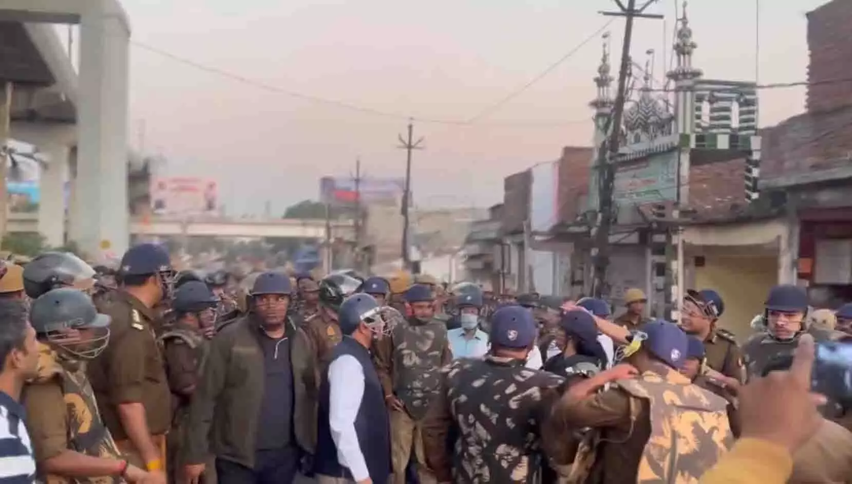 अकबरनगर में पुलिस पर किया पथराव, देखें VIDEO...