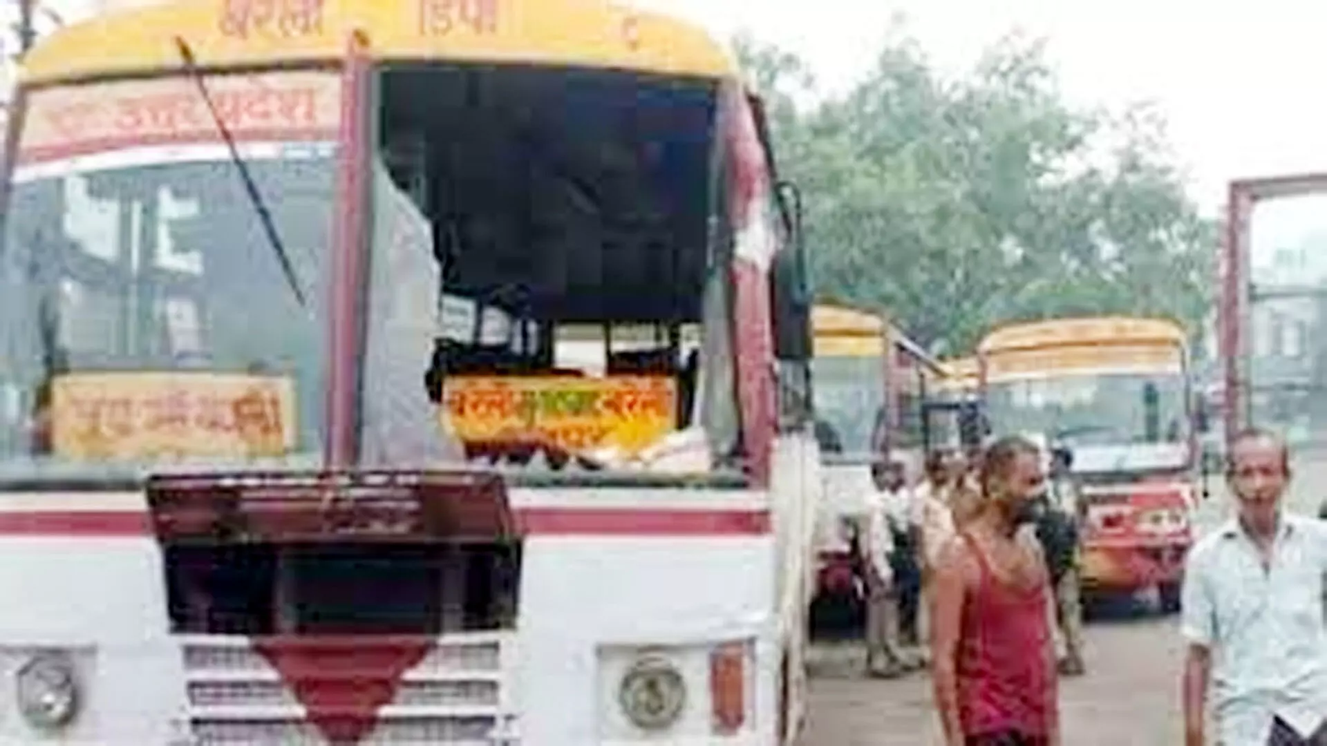 चौपला से बरेली डिपो की रोडवेज बस में सवार हुए यात्री ने परिचालक के साथ मारपीट की