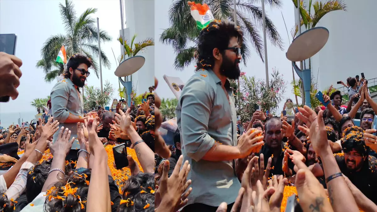 पुष्पा 2 की शूटिंग के लिए विजाग पहुंचने पर अल्लू अर्जुन का प्रशंसकों ने किया भव्य स्वागत