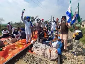 पंजाब में प्रदर्शनकारियों ने रेल रोको आंदोलन का सहारा लिया