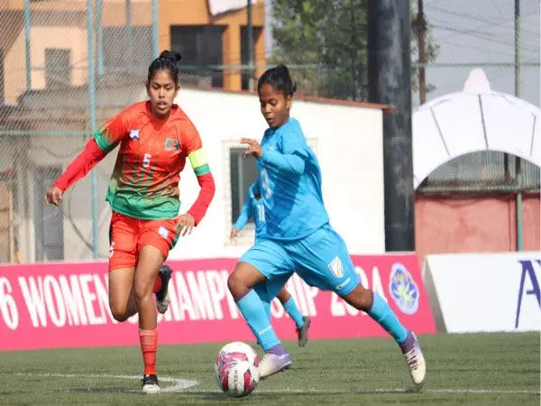 भारत की महिला फुटबॉल टीम को फाइनल में बांग्लादेश से हार का सामना करना पड़ा