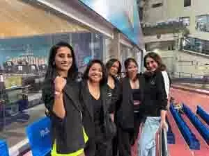 दिल्ली कैपिटल्स और आरसीबी का मैच देखती नजर आईं मैरी कॉम और करीना कपूर खान
