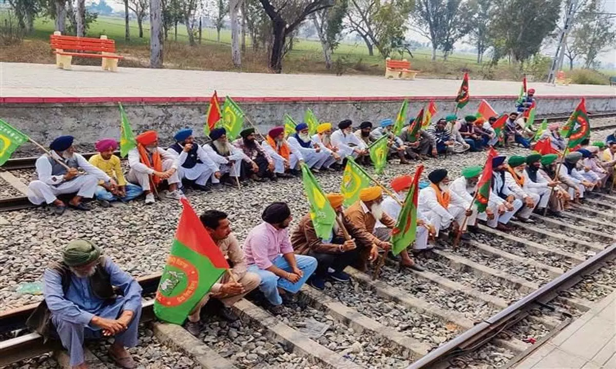 अहमदगढ़ रेलवे स्टेशन पर दो किसान गुटों के विरोध प्रदर्शन के कारण पुलिस सतर्क हो गई