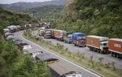 Srinagar-Jammu Highway: श्रीनगर-जम्मू राजमार्ग यातायात के लिए बंद