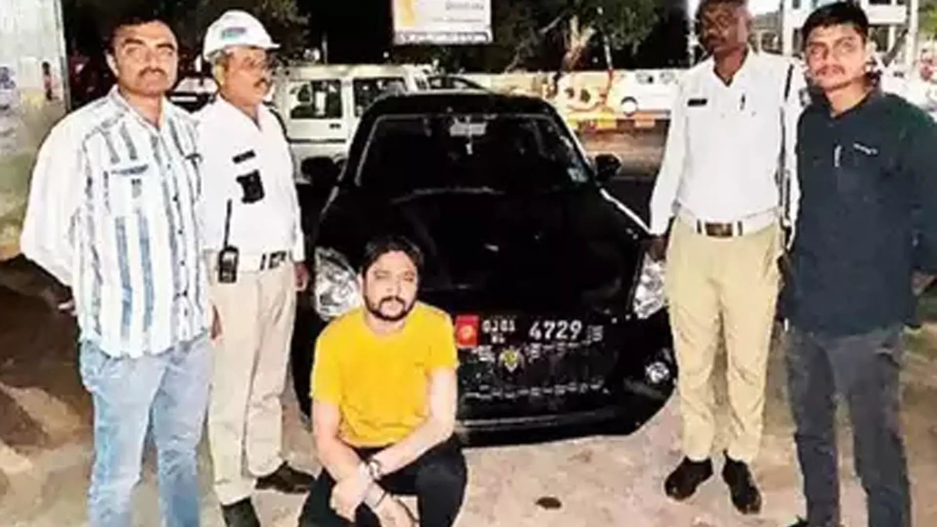 अहमदाबाद शराब तस्कर बेटा पुलिस सायरन बजाकर चला रहा  कार, गिरफ्तार