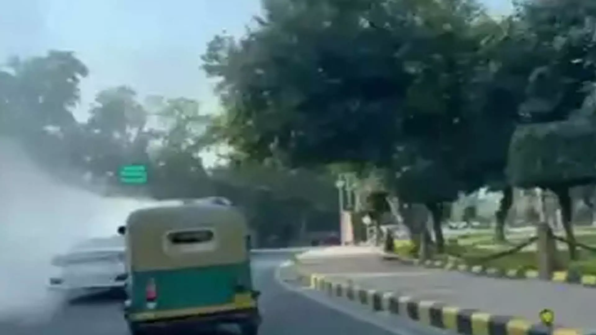 दिल्ली के जनपथ रोड पर डीटीसी बस से धुआं निकलता हुआ