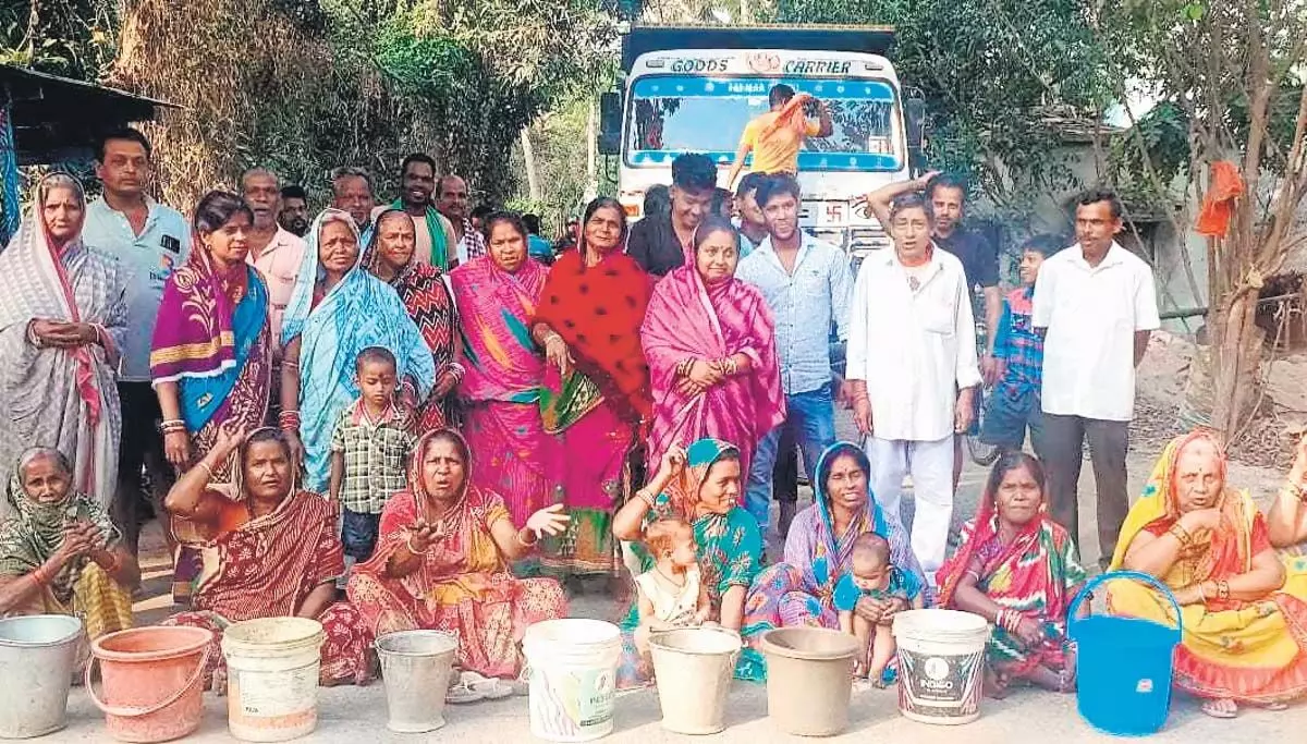 ओडिशा: पीने के पानी के लिए निवासियों में हाहाकार, सड़क जाम