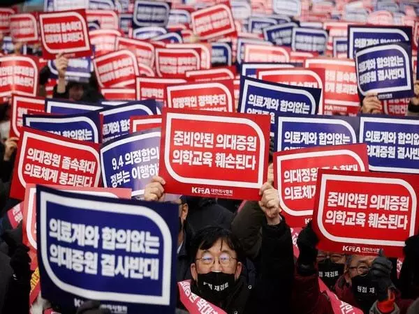 5,000 प्रशिक्षु डॉक्टरों के लाइसेंस निलंबित करने की प्रक्रिया दक्षिण कोरिया ने शुरू की