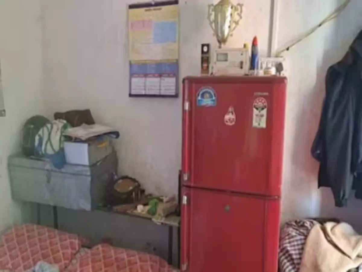सरकारी स्कूल की प्रिंसिपल का कारनामा, ऑफिस को बेडरूम में बदला, दी सफाई