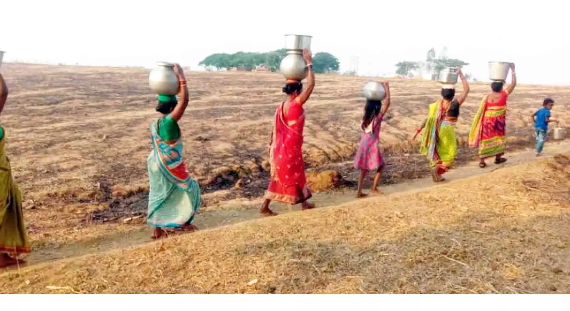कर्नाटक के पलार गांव की महिलाएं पानी के बर्तनों के लिए मीलों पैदल यात्रा करती हैं