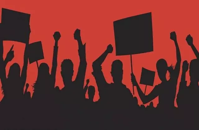 छात्र-छात्राओं ने रिजल्ट में गड़बड़ी के विरोध में किया प्रदर्शन