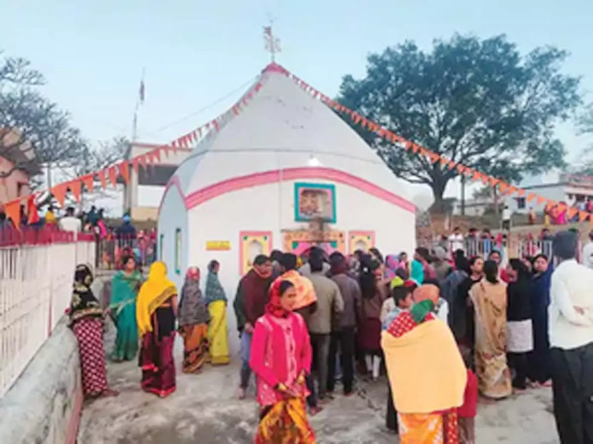 असामाजिक तत्वों ने तीन मंदिरों की प्रतिमाएं तोड़ीं, गुस्साए लोग सड़कों पर उतरे