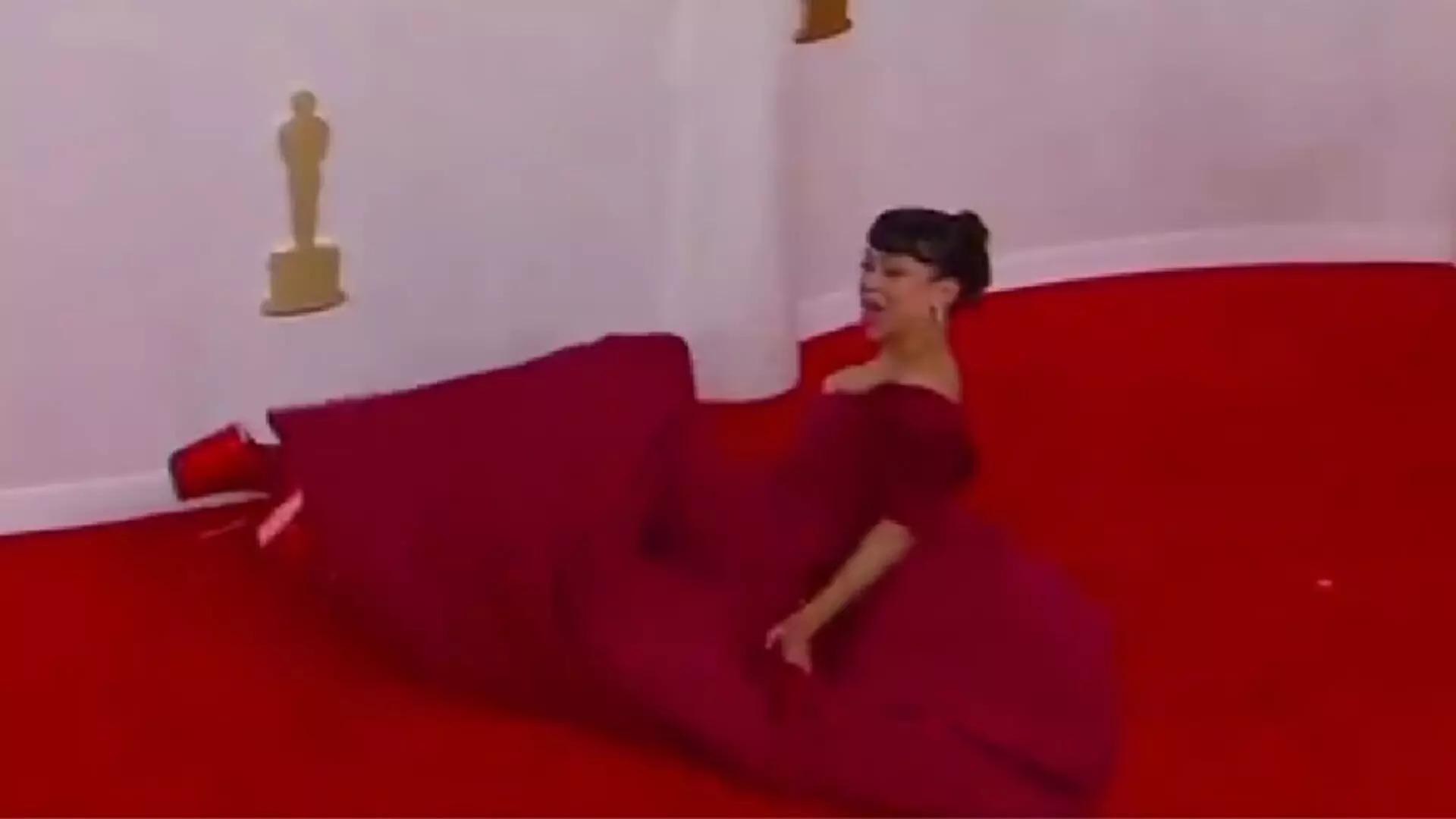 लिजा कोशी ट्रिप्स, रेड कार्पेट पर गिरीं, वीडियो वायरल