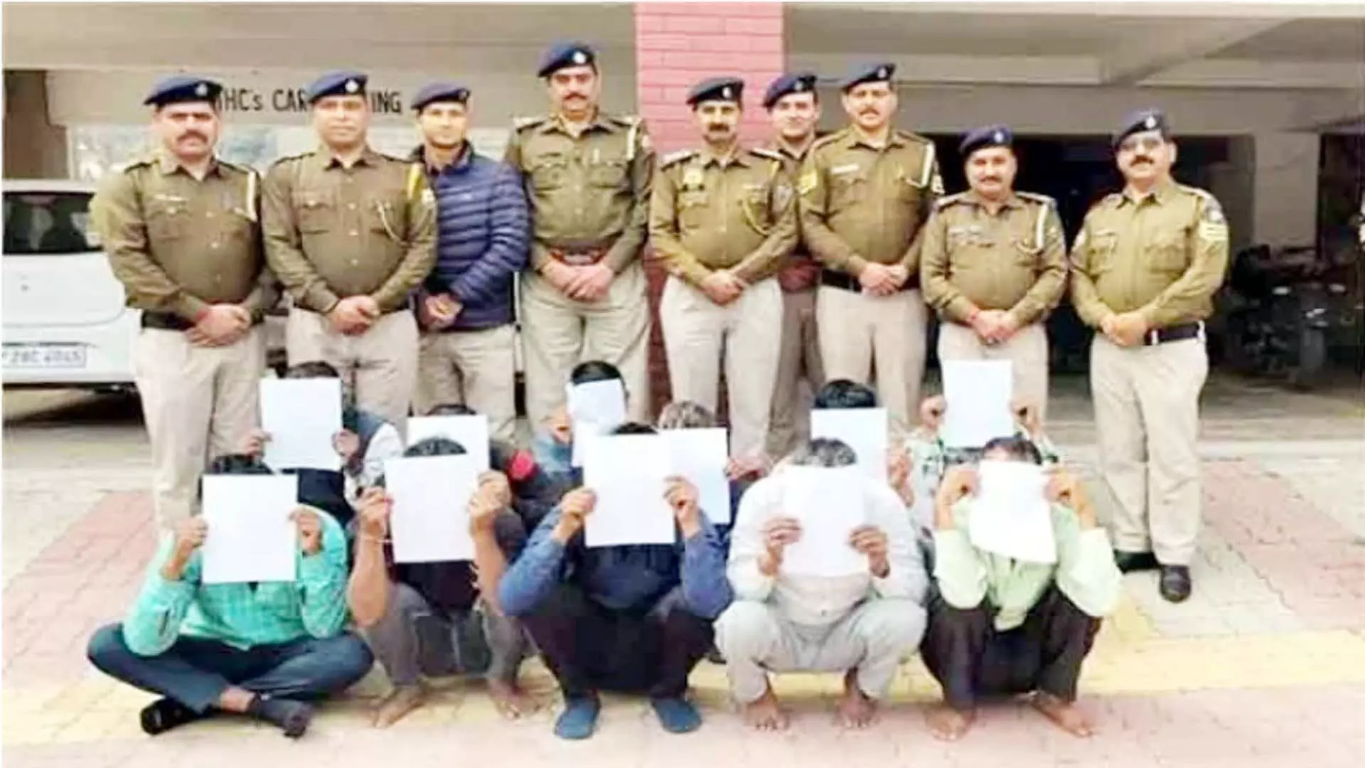 पुलिस ने चोरी के मामले में 11 आरोपियों को हिरासत में लिया