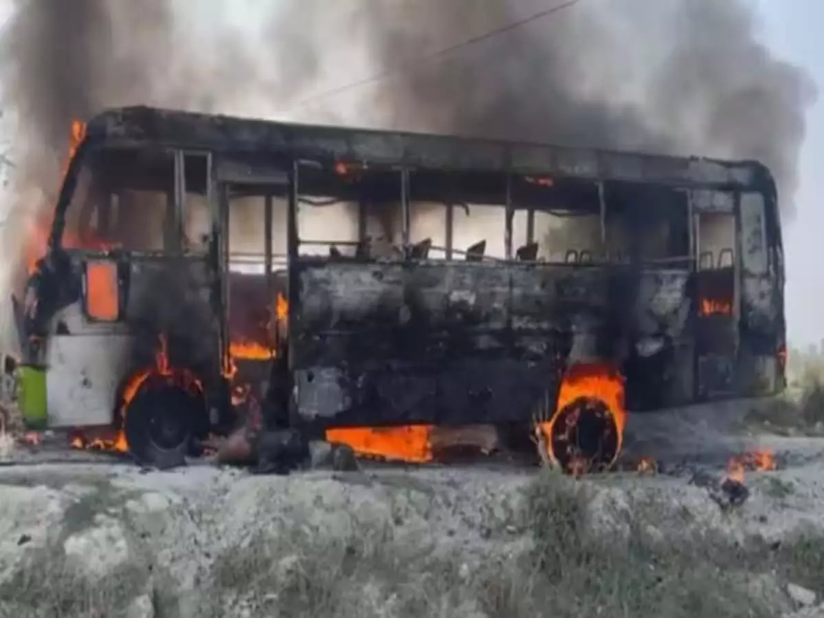बस पर हाईटेंशन तार गिरने से आग ब्रेकिंग: 5 लोगों की मौत, मृतकों की संख्या बढ़ने की आशंका