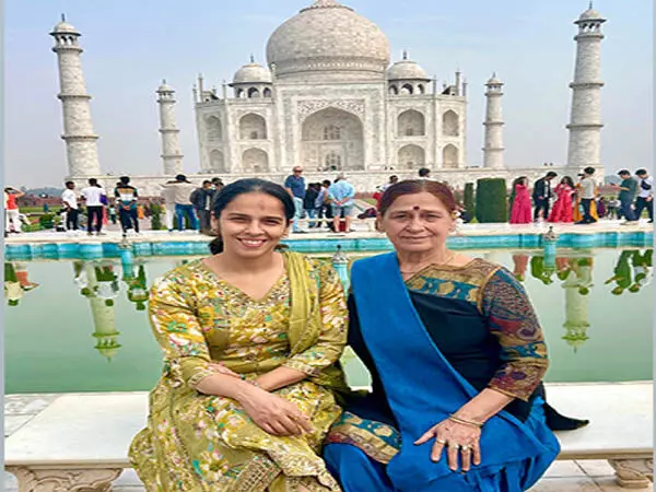 ओलंपिक पदक विजेता साइना नेहवाल ने अपनी मां के साथ संगमरमर से बने ताज महल की यात्रा की झलक साझा की