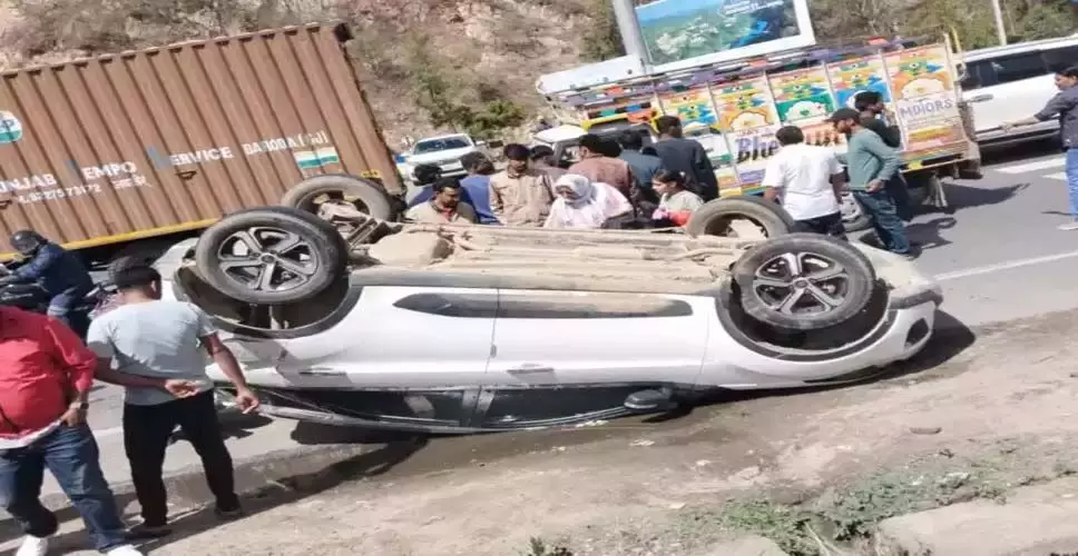 बेकाबू ट्रक-टैंकर की भिड़ंत में ड्राइवर घायल