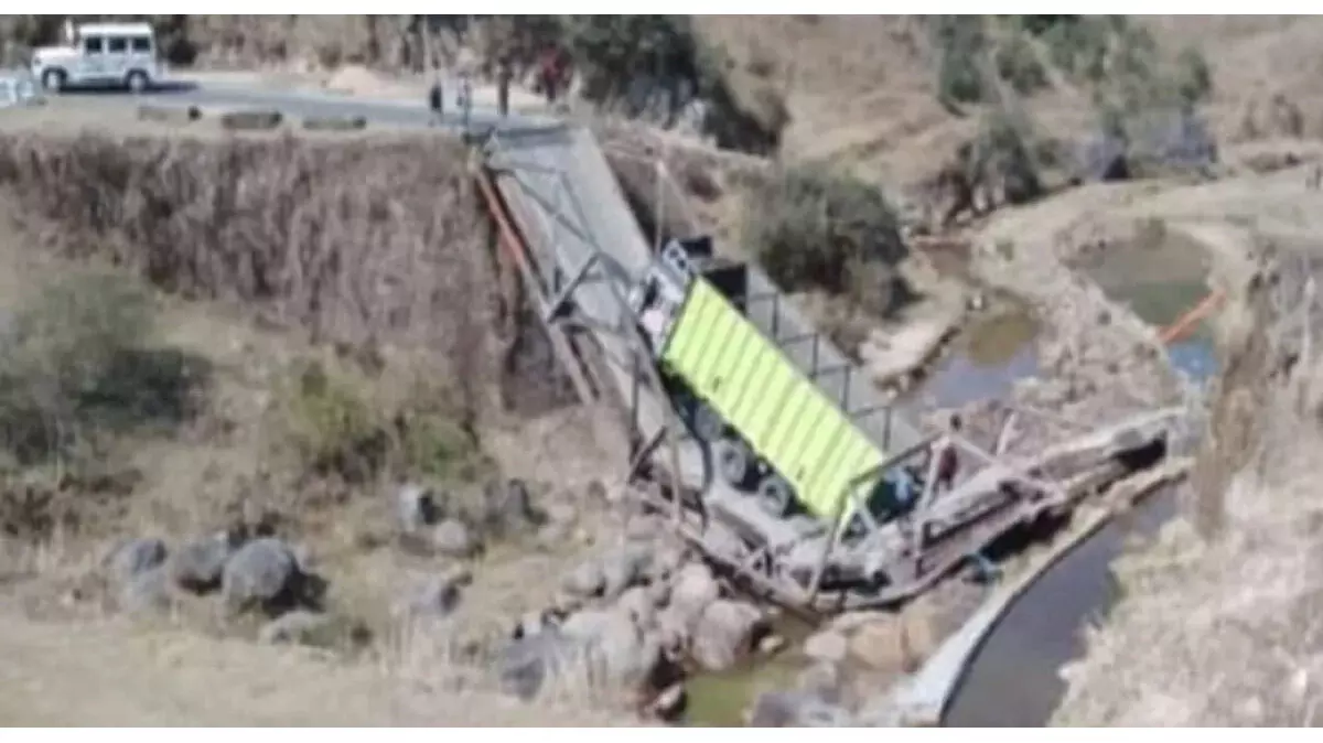 मेघालय पारियोंग-शिलांग पुल ढहने से ट्रक नदी में गिरा