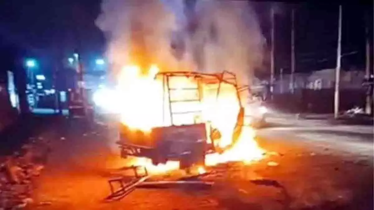 Faridabad : तेज रफ्तार कार की टक्कर से सीएनजी ऑटो में लगी भीषण आग ,एक व्यक्ति  झुलसा
