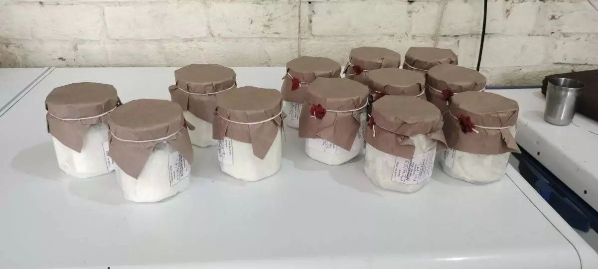 दूध डेयरी पर पड़ा छापा, दूध उत्पादों के भरे सेम्पल