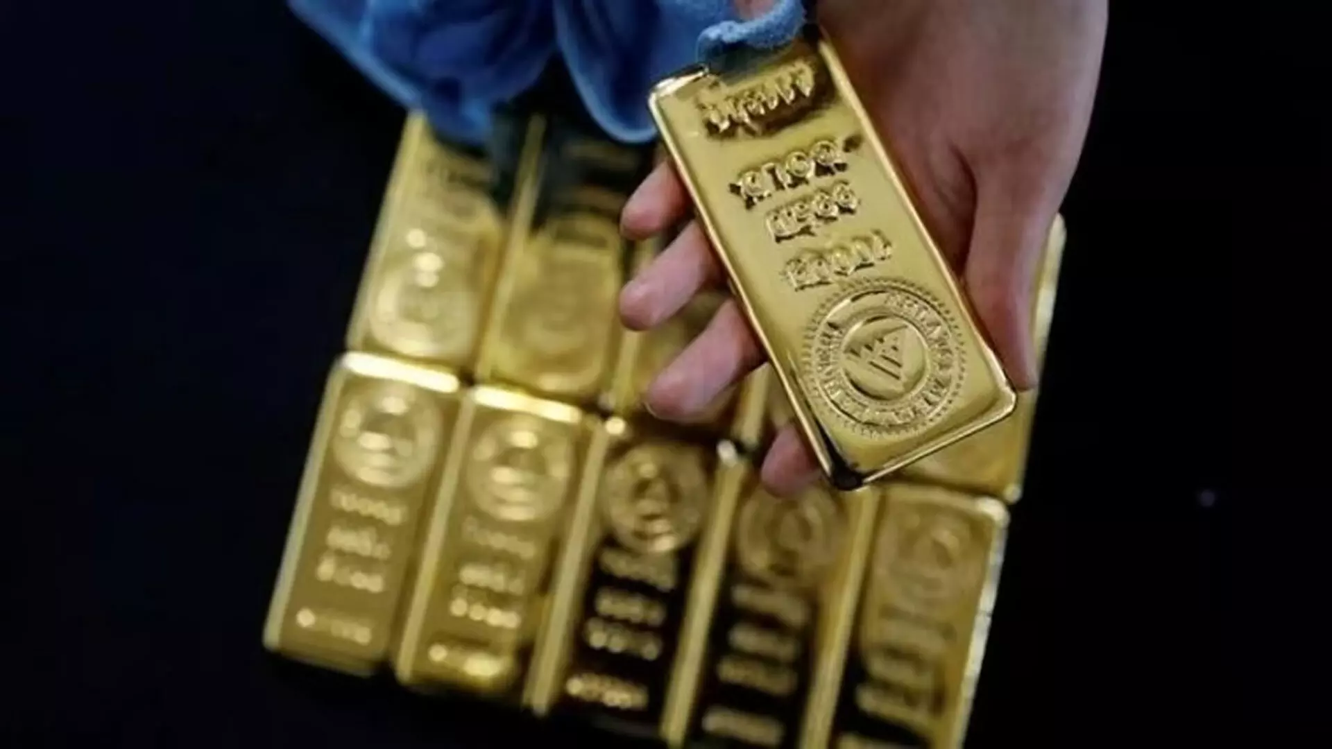 कस्टम विभाग ने 2.5 करोड़ मूल्य का 4.40 किलो सोना और 12 आईफोन जब्त किए