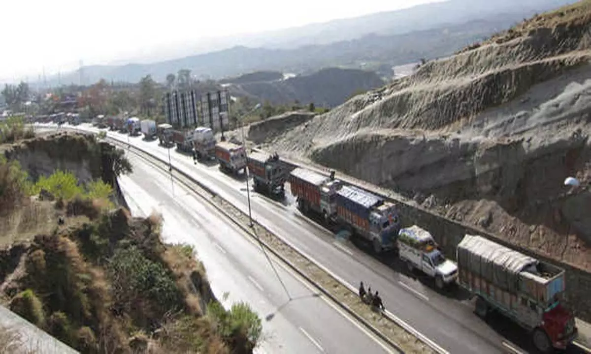 जम्मू-श्रीनगर राजमार्ग दूसरे दिन भी बंद