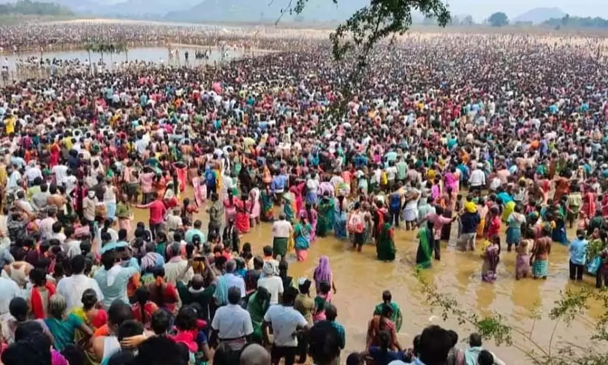 हजारों लोग चक्रतीर्थ स्नानम में शामिल हुए