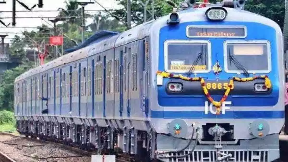 खण्डवा सनावद मेमू ट्रेन को मिली हरी झंडी