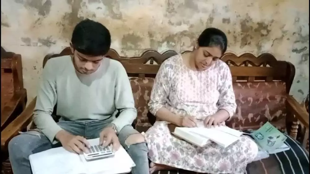 सूरत में मां-बेटा दोनों देंगे 12वीं की परीक्षा, पढ़ाई के लिए कोई उम्र सीमा नहीं