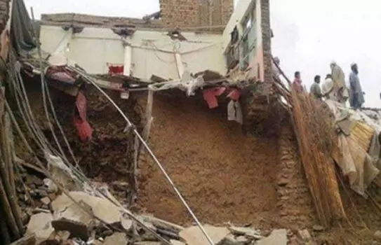 पाकिस्तान में तीन मंजिला एक इमारत गिरने से 9 लोगों की मौत