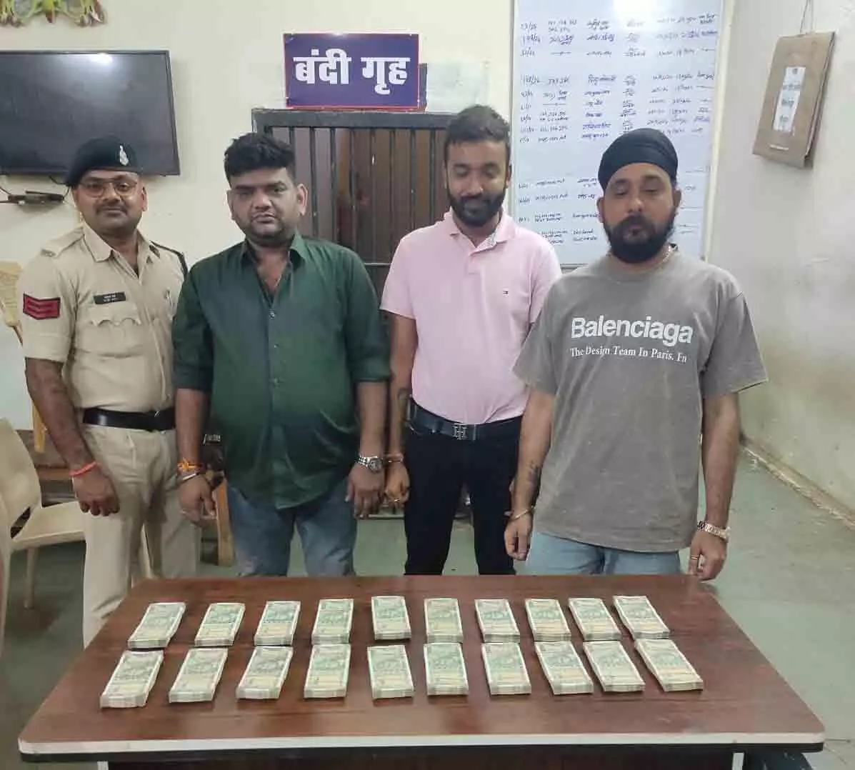 रायपुर के 10 लाख कैश के साथ तीन गिरफ्तार, टोल नाका में पकड़ाए