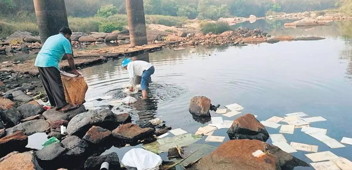 बेंगलुरु के पर्यटक सफाई के लिए कावेरी में कचरा फेंकते