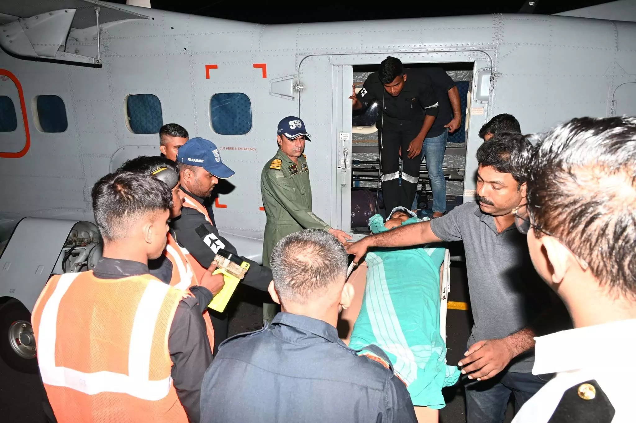 नौसेना ने लक्षद्वीप से मरीज को किया एयरलिफ्ट, देखें वीडियो