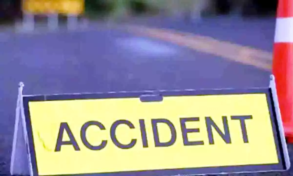 विजाग में पेंडुर्थी राष्ट्रीय राजमार्ग पर लॉरी पलटने से एक की मौत