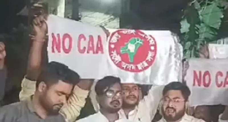असम में CAA के खिलाफ विरोध प्रदर्शन, पीएम मोदी का पुतला फूंका गया