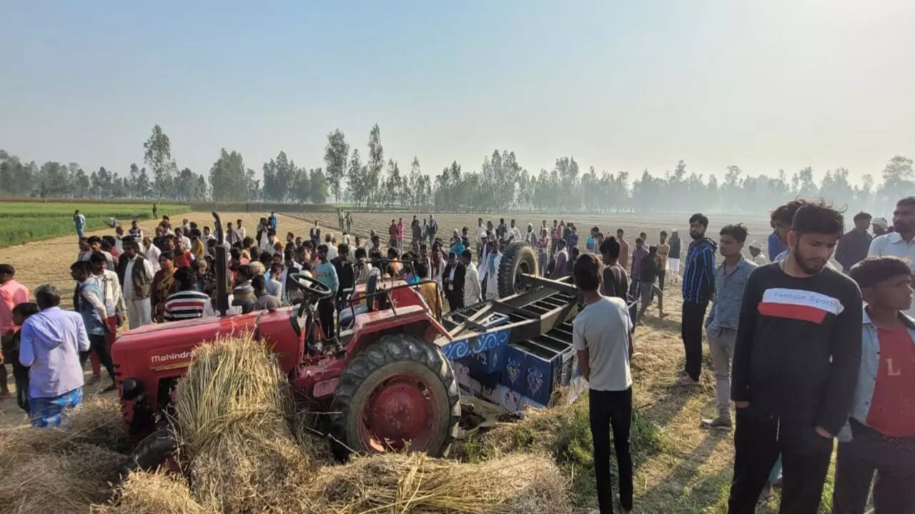 अनियंत्रित ट्रैक्टर ट्रॉली खेतों में पलटने से दो मजदूरों की मौत