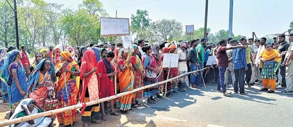 ओडिशा में आदिवासियों ने नौकरी, भूमि अधिकार की मांग को लेकर सड़क जाम कर दी