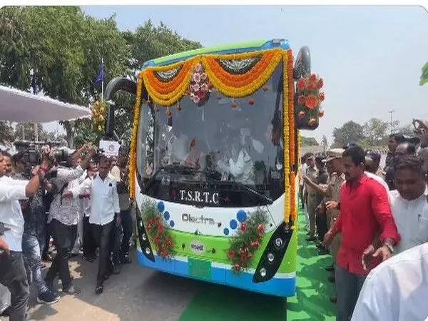 मंत्रियों ने हैदराबाद में TSRTC की गैर-एसी इलेक्ट्रिक बसों को दिखाई हरी झंडी