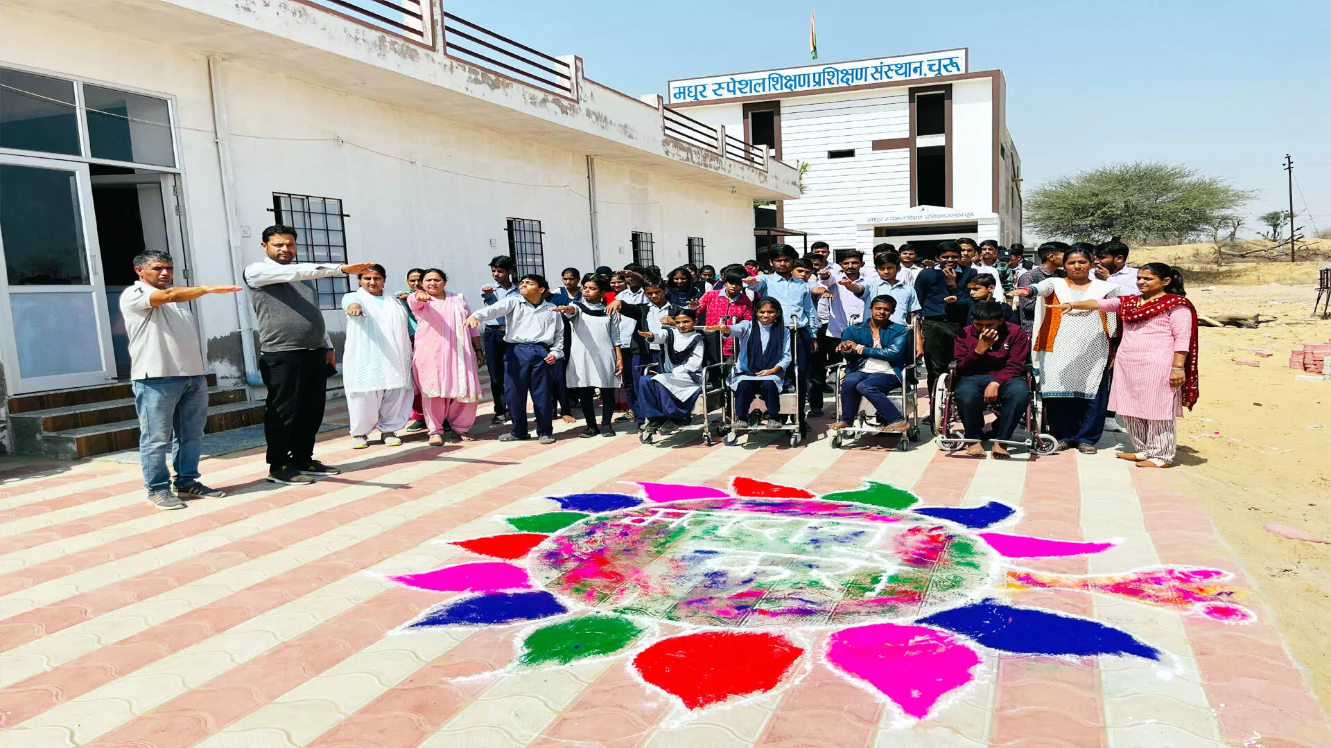 रंगोली सजाकर दिया मतदान जागरूकता का संदेश