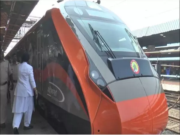 पीएम मोदी ने विशाखापत्तनम से दो और वंदे भारत ट्रेनों को दिखाई हरी झंडी
